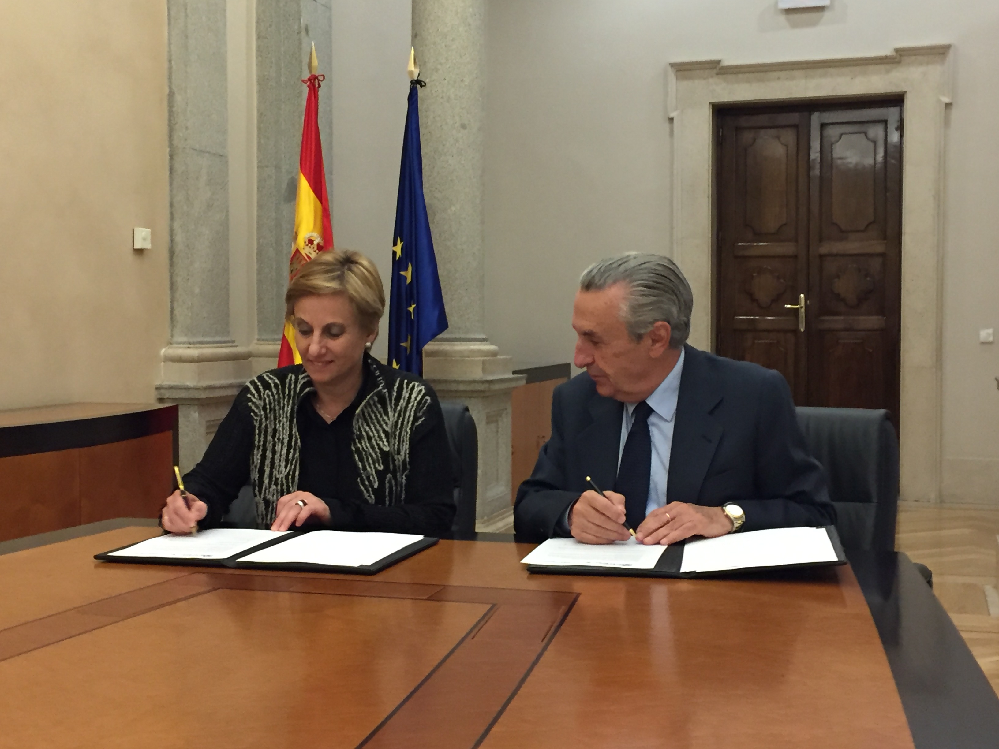El presidente de la CNMC, José María Marín Quemada, y la consejera de Desarrollo Económico e Innovación del Gobierno de La Rioja, Leonor González Menorca, han firmado el acuerdo de colaboración en la sede de la CNMC.