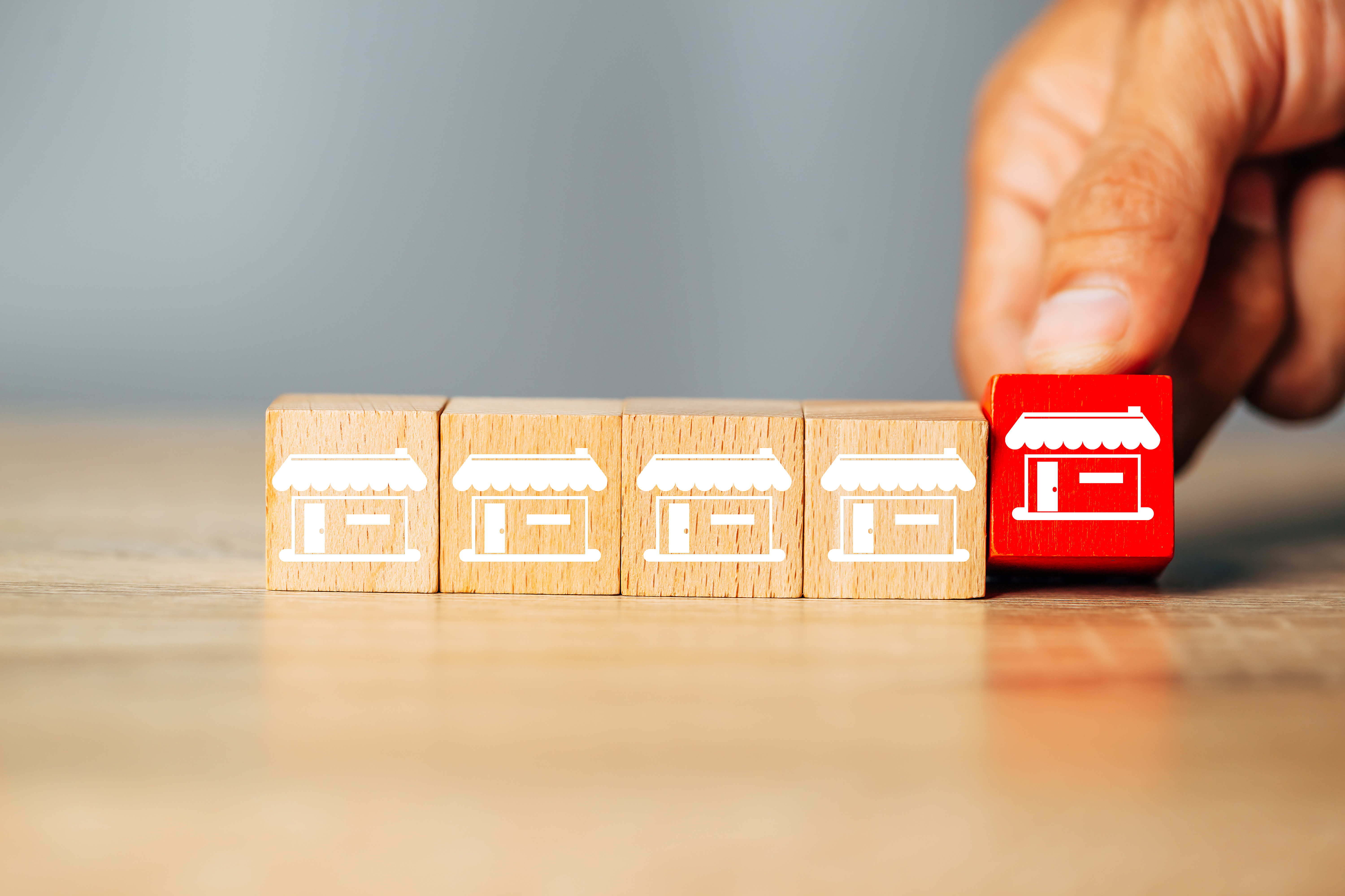 Fichas de madera con el símbolo de una tienda
