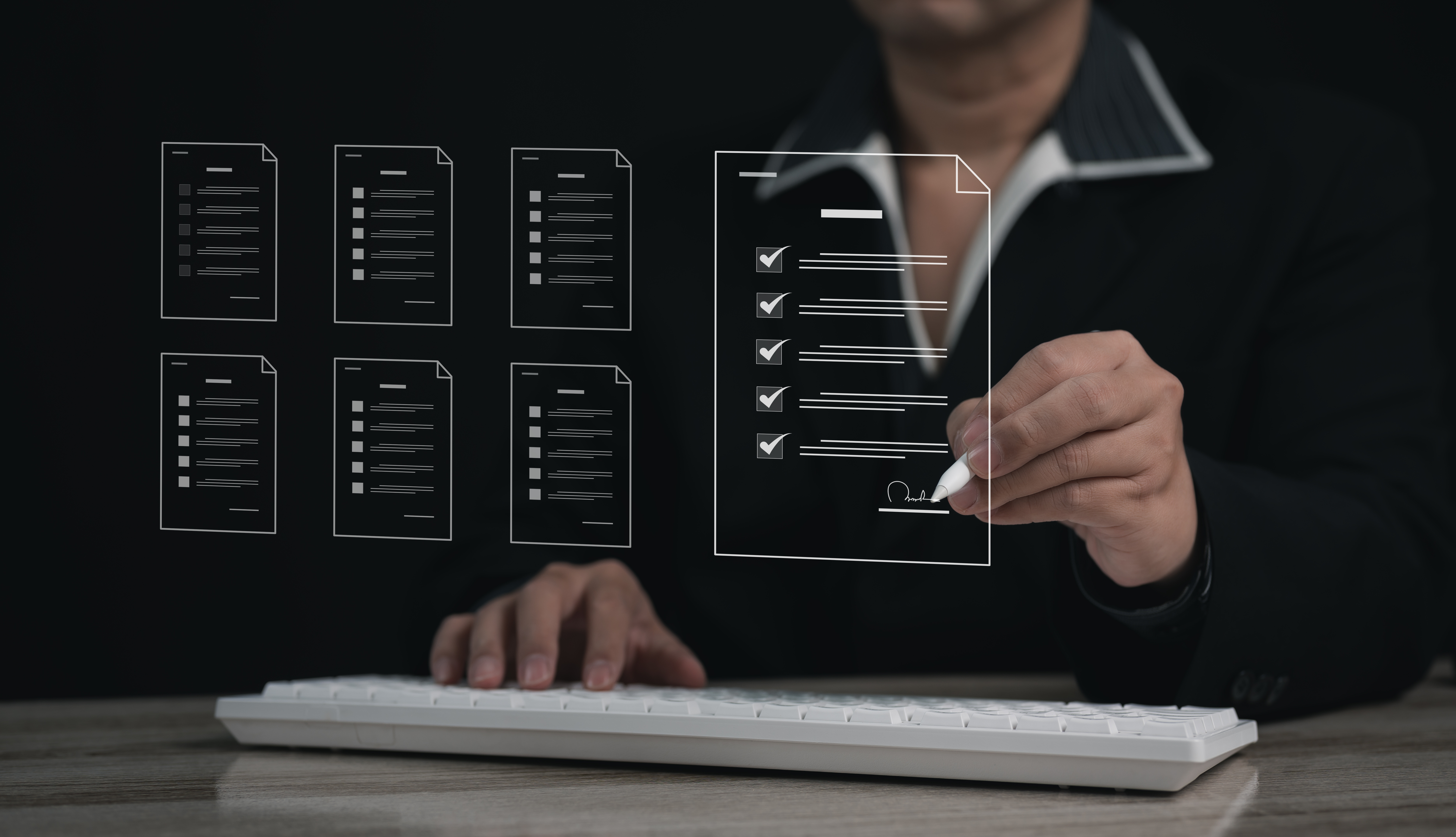 Portátil con mano escribiendo imagen superpuesta