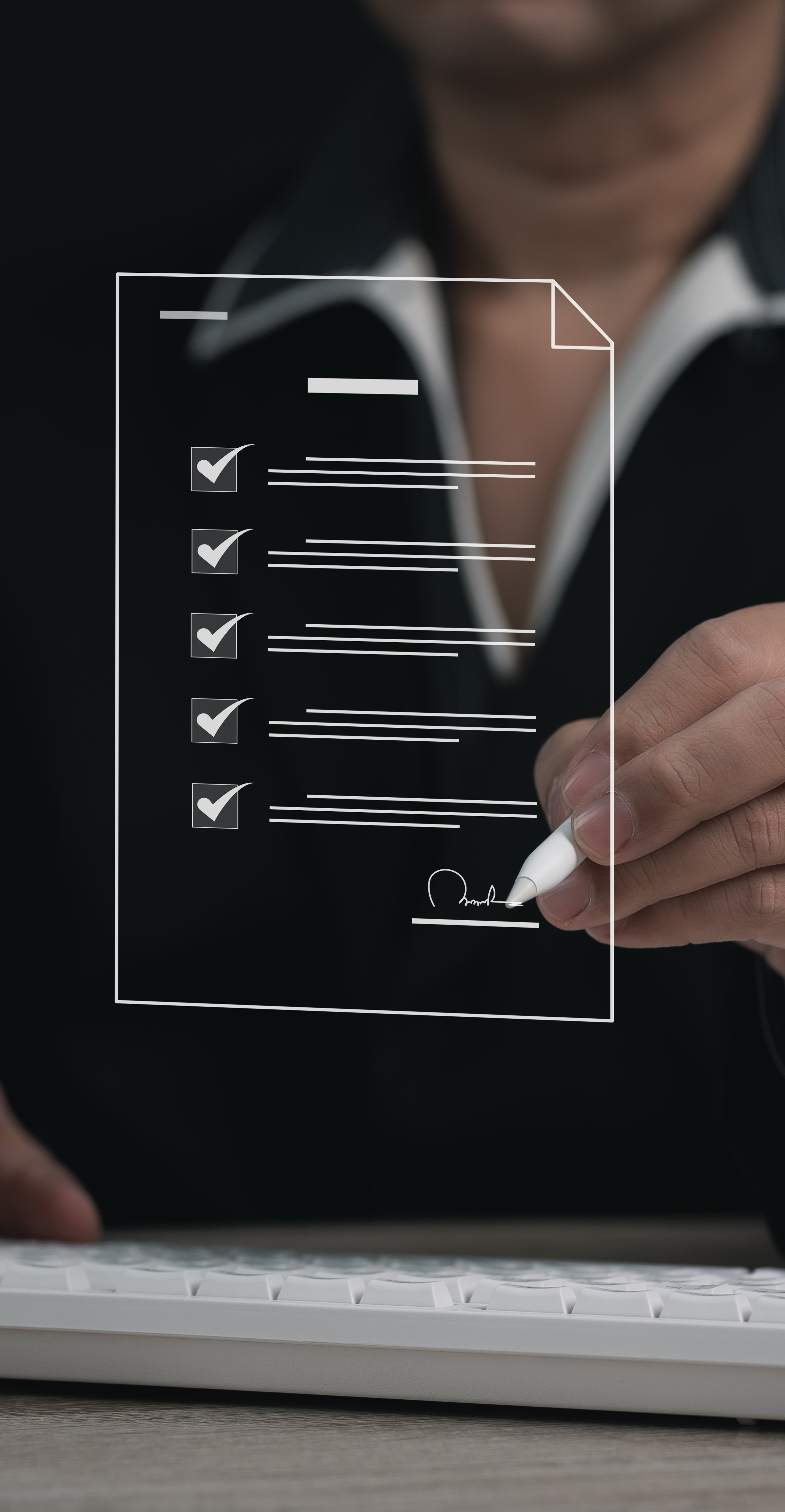 Portátil con mano escribiendo imagen superpuesta