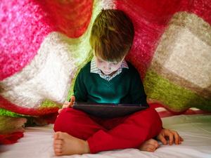 Niño mirando una tablet